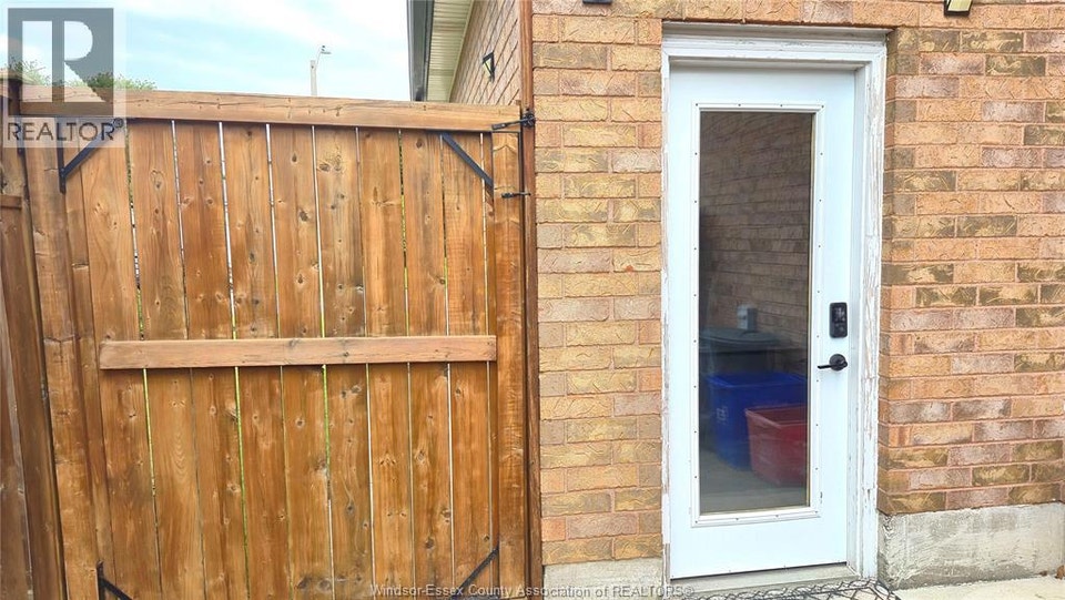265 GERALDINE CRESCENT Unit# LOWER Windsor, Ontario 2