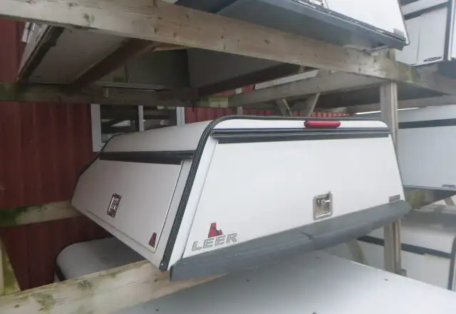 2024 - 2026 Chevrolet Silverado 5'8 EV White Leer Contractor Cap in Other Parts & Accessories in Kitchener / Waterloo - Image 2