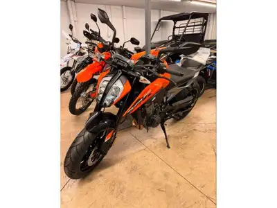 KTM 790 DUKE 2024 DISPONIBLE DES MAINTENANT ENTREPOSAGE HIVERNAL INCLUS Rock Moto Sport Sherbrooke,...