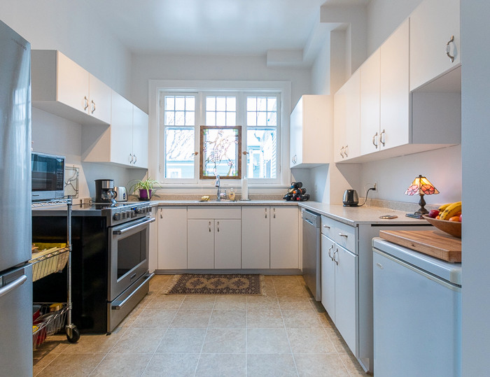 Bright Spacious Three Bedroom Includes Heat and Hot Water Long Term