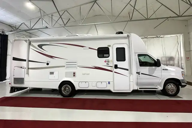 2015 Forest River Lexington 265DS – Pre-Owned Class B+ Motorhome in RVs & Motorhomes in Red Deer - Image 3
