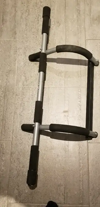 LOWEST PRICE IS $20 NOTHING LOWER WILL BE ACCEPTED! This door gym attaches to any standard doorframe...