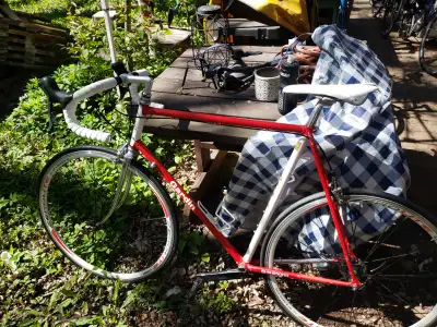 All new bar tape and cables full retro mod build forme done by LBS biycle worx..nice 105 group. Cine...