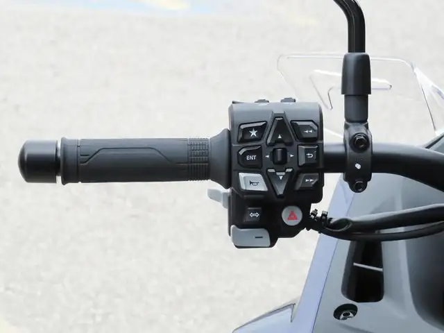 2025 Honda NT1100 DCT in Sport Touring in Cambridge - Image 13