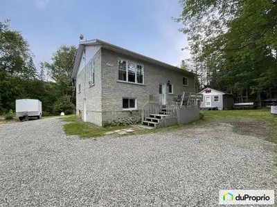 Belle propriété avec beaucoup de potentiel, 4 façades en briques avec très grand terrain de 27 000pc...
