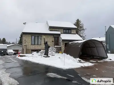 Belle maison à vendre avec Grand Terrain (17 611pc) et Garage Indépendant à Deux Minutes des Centres...