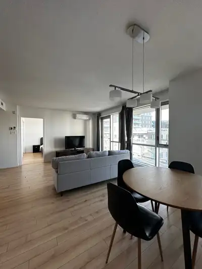 Découvrez tout le confort du luxe urbain dans ce superbe 4 baigné de lumière. Imaginez-vous profiter...