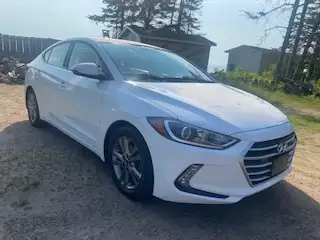 2017 Hyundai Elantra - Only 73,000 kms dans Autos et camions dans Moncton - Image 5