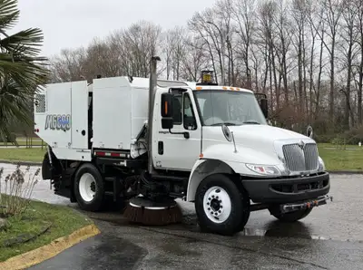2012 International Durastar 4300 with M6000 Schwarze Sweeper Air Brakes Deutz Auxiliary Engine Dual...