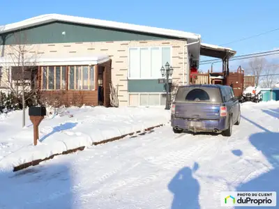 Cette maison accueillante et chaleureuse possède une cuisine à aire ouverte donnant sur le salon et...