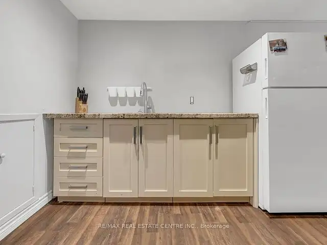 Nicely laid out 4+1 bedroom semi-detached bungalow in Houses for Sale in Oakville / Halton Region - Image 11