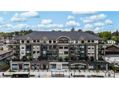 Welcome to Upper Montrose in the heart of downtown Abbotsford! This top-floor 3 bed + den, 2 bath ho...