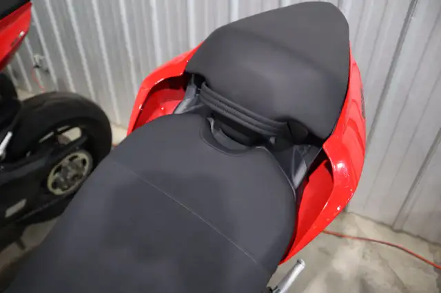 2024 Ducati Streetfighter V4 Red in Sport Touring in Edmonton - Image 7