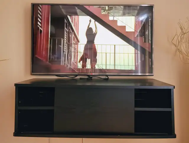 Used 22” LG TV for sale (without Stand) in TVs in Ottawa - Image 3