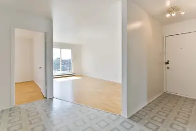 TRÈS GRAND 3 1/2 LONGUEUIL DISPO MARS, View more