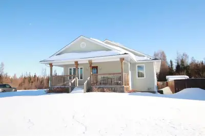 R43//The Pas/This is your forever home you've been waiting to come to market!Built in 2012, this 125...