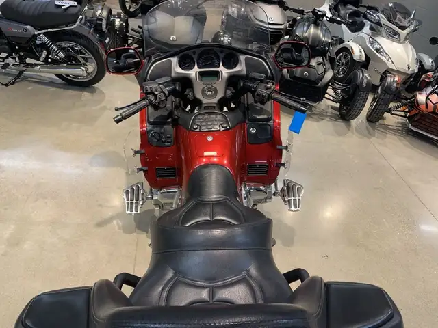 2001 Honda GL1800 Goldwing Touring in Sport Touring in Guelph - Image 10