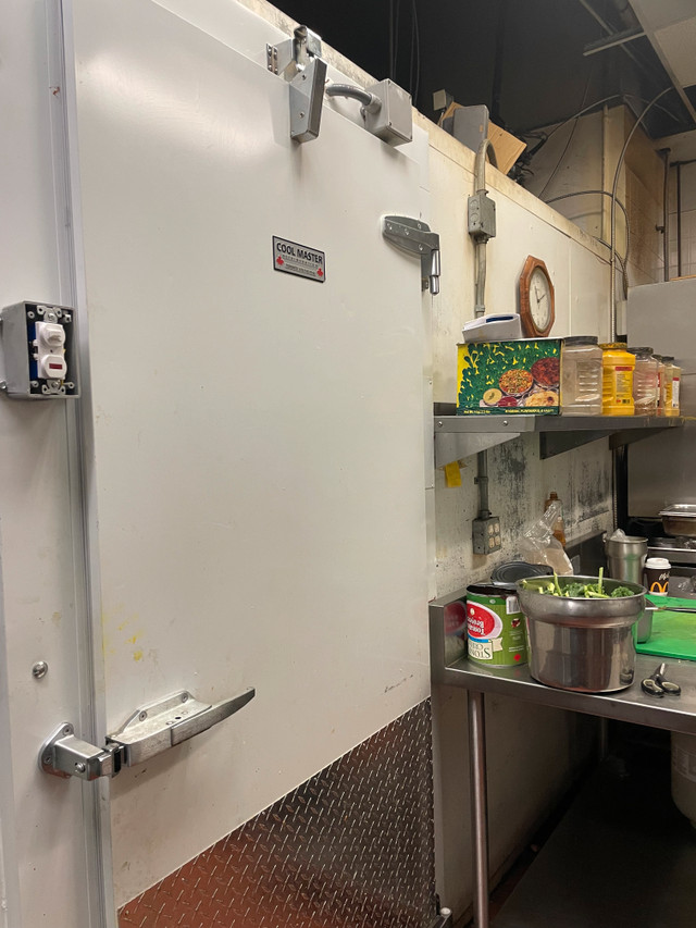 Walk-in freezer 8feet x14 in excellent condition in Other Business & Industrial in Gatineau