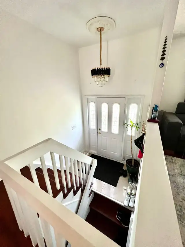 3 bedroom house, close to QEW/403, UofT, ready from Sept 1st63351298378881122