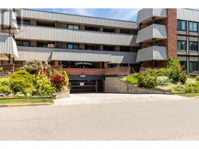 Spacious 2 bedroom plus den 1089 sq ft condo has no step easy access! This unit has been nicely main...