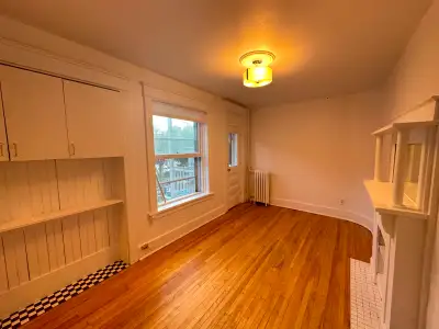 Bachelor with balcony located in Centretown! Available October 1