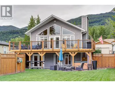 Prepare to be captivated by this exceptional single-family home, built in 2004 and boasting unparall...