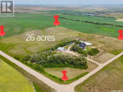 Welcome to a showstopping acreage just minutes from town—where luxury, functionality & wide-open spa...