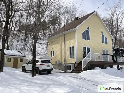 Magnifique résidence habitable à l'année, située sur le plateau d'un chemin privé avec vue imprenabl...