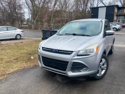 Ford Escape 2014 en excellent état avec bas kilométrage, entretenu .sièges chauffants, d'une radio f...