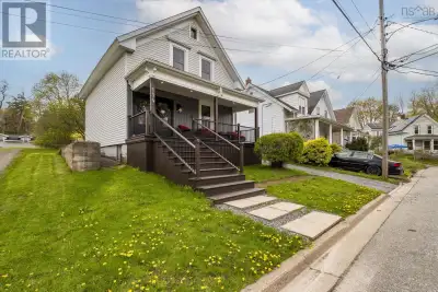 Welcome to 154 Chestnut Street, a meticulously renovated 3 bedroom, 1.5-storey residence where histo...