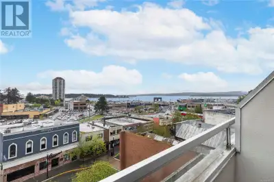 Discover the perfect blend of convenience and coastal living with this bright and inviting 2-bedroom...