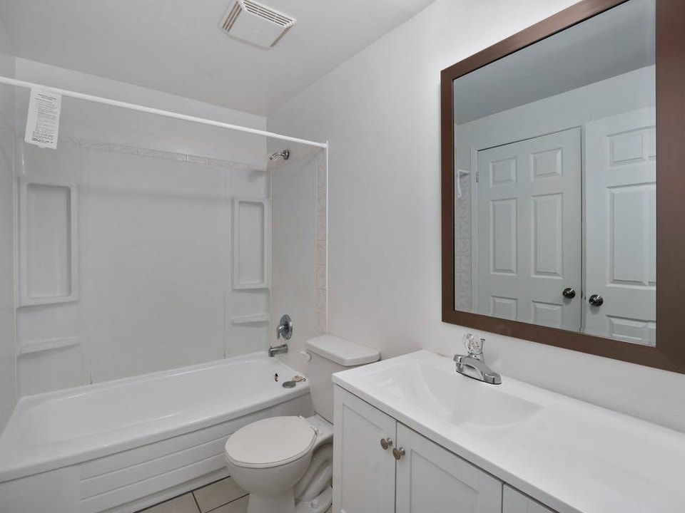 Stoneglen Townhouses - 3 Bedroom Townhouse - PRIVATE GARAGE Hous 5