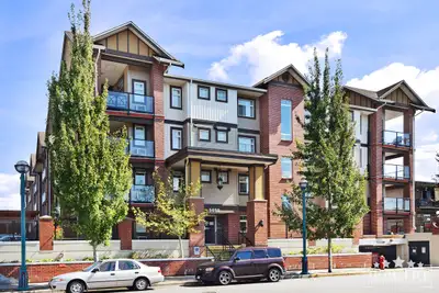 Modern 1-Bedroom Condo at Paddington Station – Air Conditioning, Fireplace & Prime Langley Location...