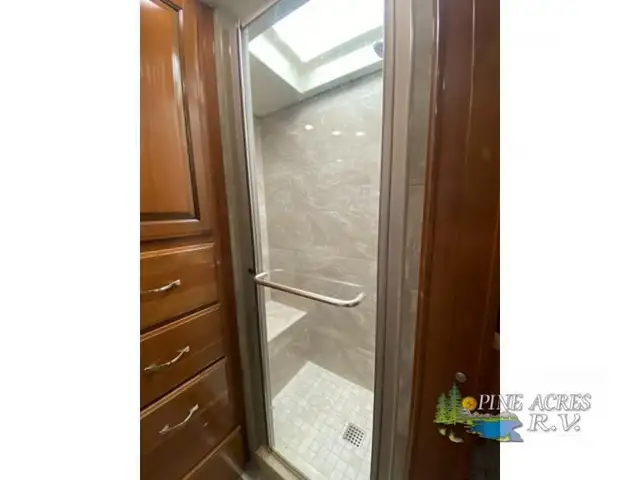 2018 Fleetwood RV Discovery 38K only 14,584 Miles in RVs & Motorhomes in Moncton - Image 41