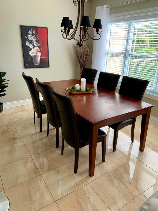 Set de salle à manger avec 6 chaises cuirs et bois Mobilier de salle