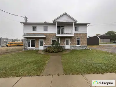 Triplex très bien situé avec 4 garages détachés et une remise, grand stationnement privé, grande cou...