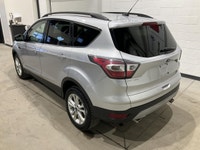 Le Ford Escape SE AWD 2017 offert chez AutoStudio 72 a une robe argent, un habitacle noir et 4 porte... (image 1)