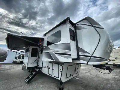 Keystone Montana fifth wheel 3761FL highlights: Bath and a Half Front Living Area Master Suite Pantr...