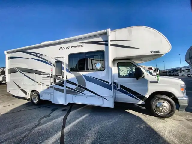 2022 Thor Motor Coach Four Winds 27R in RVs & Motorhomes in Abbotsford - Image 2