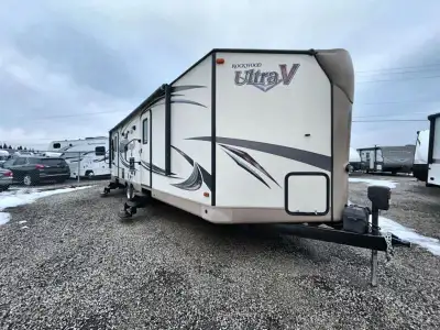 Stepping inside the main entrance of this two entry v-nose 2715VS Rockwood Ultra V travel trailer yo...