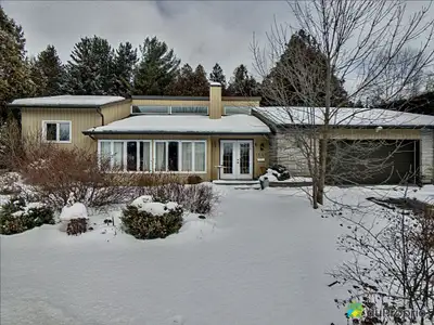 Très belle propriété avec garage double offrant une belle luminosité, 3 chambres et 1 bureau, foyer...