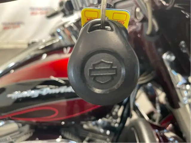 2013 Harley-Davidson CVO Electra Glide Ultra LIKE NEW/HEATED SEA in Sport Touring in North Bay - Image 9