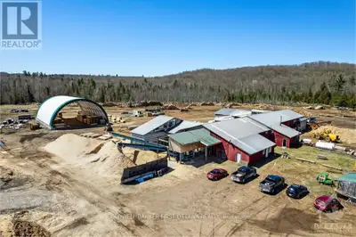 Fully operational newer sawmill located in the heart of the milling district in Lanark Highlands. Es...