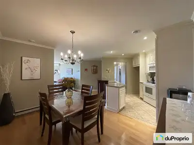 Découvrez un espace de vie exceptionnel avec vue imprenable sur un cours d'eau et accès direct au go...