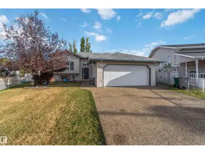 Fully Developed Walkout Bi-Level on a Large Pie-Shaped Lot! This 3+1 bedroom walkout bi-level sits i...