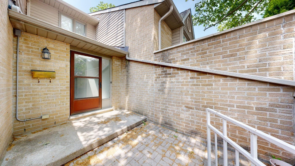 BRIGHT AND SPACIOUS 2 + DEN TOWNHOME NEAR MASONVILLE MALL 3