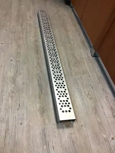 Rampe en acier galvanisé. 3 1/2"de largeur, 47 1/4"de longueur et 2"de hauteur. Poids: 7.5 livres/ch...