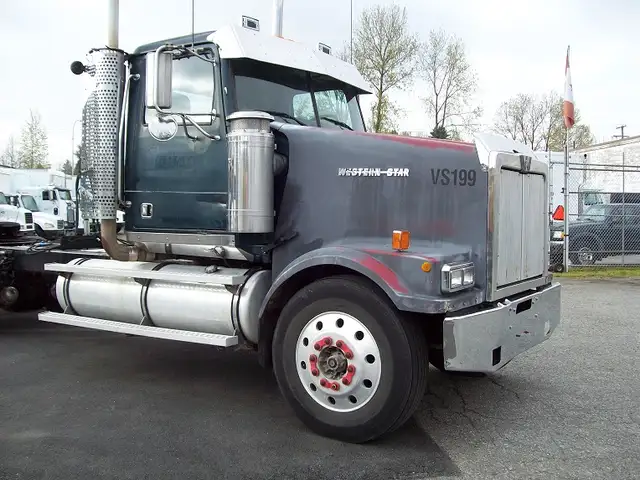 2000 Western Star 4964 FX Daycab in Heavy Trucks in Burnaby/New Westminster - Image 4