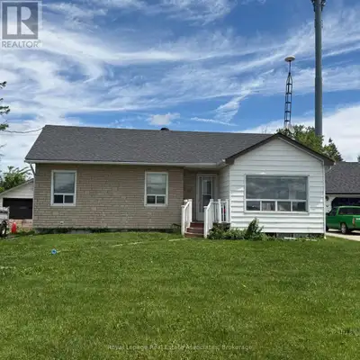 3 bedroom main level bungalow with 4 PC bathroom, large kitchen and living room areas. Lots of Parki...