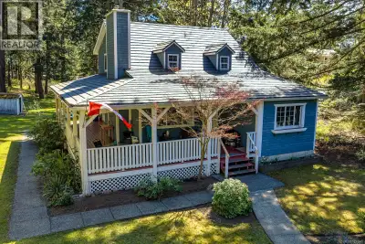 Spectacular Point Holmes property consisting of a 2737 square foot, 4 bedroom plus 2 den, 3 bathroom...